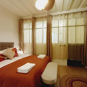 Happy - De Le Marais Apartment